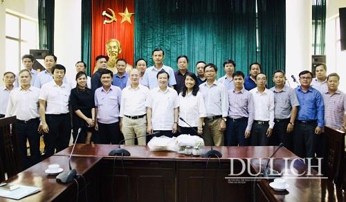 Phó Tổng cục trưởng TCDL Hà Văn Siêu chụp ảnh lưu niệm cùng đoàn công tác huyện Mộ Đức, tỉnh Quảng Ngãi